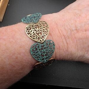 Elegant Heart Stretchy Bracelet with Gold and Green Accents (1459)